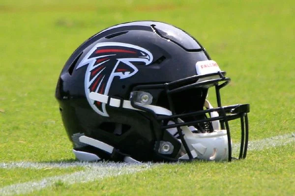 Falcons' Anterio Thompson says he can't play football due to spinal cord issue