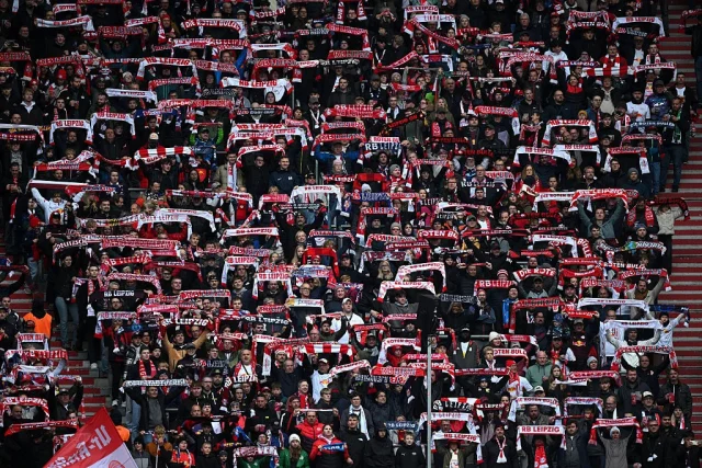 📸 A big 🖕 before DFB-Pokal clash! Fans seal away end with concrete