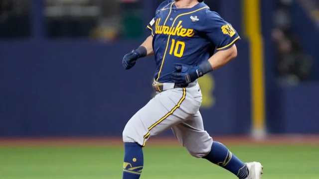 Brewers tinker with lineup for Game 4, but only slightly
