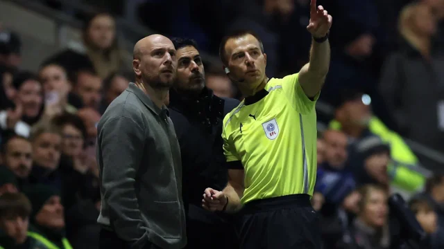 Fleetwood-Arsenal halted after a drone appears