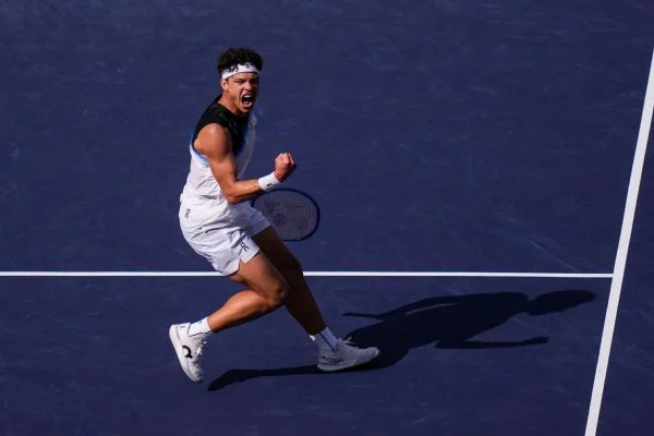 Shelton breezes to straight-sets win to advance in Shanghai
