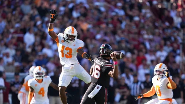 HALFTIME UPDATE: South Carolina Gamecocks Trail Vols, 21-17