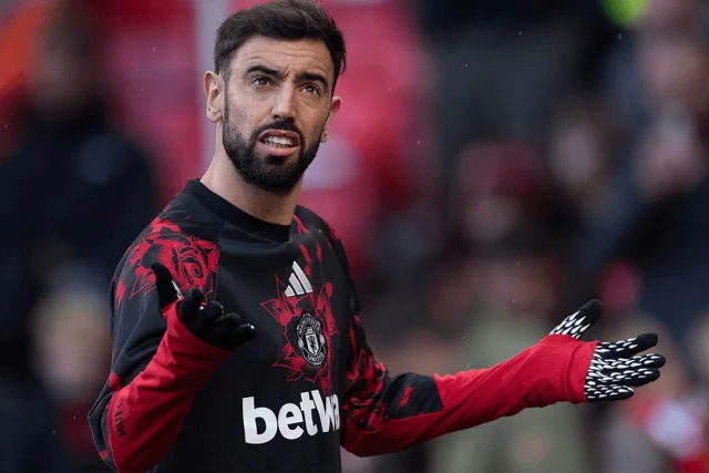 Premier League live scores: Chelsea and Manchester United kick off busy Saturday slate of fixtures