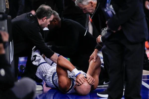 Magic's Jalen Suggs exits late vs. Knicks with apparent knee injury