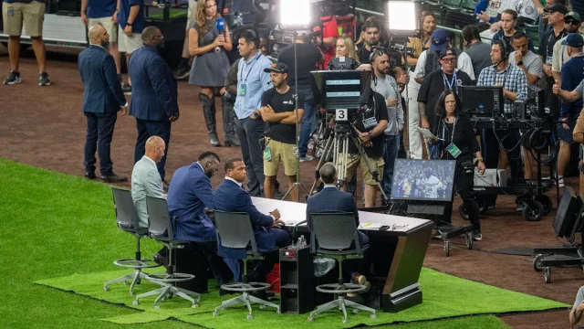 Brewers fans upset as Fox delays World Series pregame show