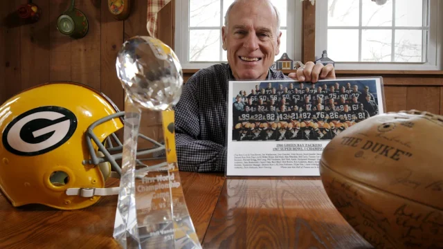 Phil Vandersea of Northbridge, who played for NFL's first Super Bowl champion, dies at 84
