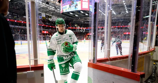 Daniel Zaar lämnar isen efter matchstraff för tackling mot huvudet