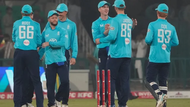England end miserable tri-series on a high with win over Sri Lanka after Ben Duckett heroics
