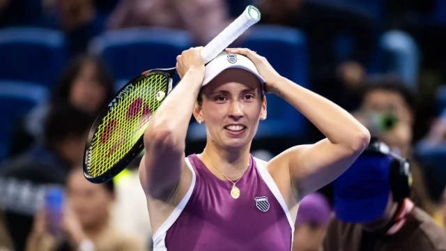 Elise Mertens beats Iga Swiatek to reach China Open semis
