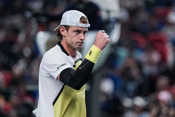 Zizou Bergs stuns Carlos Alcaraz in straight sets in Shanghai