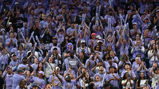 Fans in Ballhalla showed up big for Golden State's first WNBA Finals game.