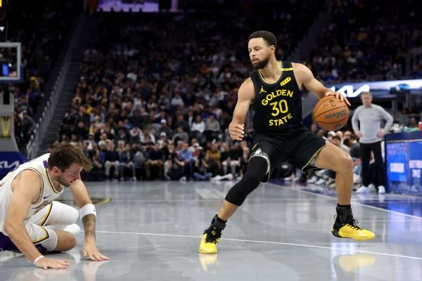 Stephen Curry brought the crowd to its feet when he dropped Luka Doncic to the floor before hitting a 3 for the Warriors, who turned a 25-point deficit into a 17-point win.
