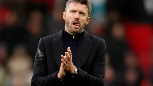 Gary Neville attacks ‘nothing’ Man United players for giving up on Michael Carrick