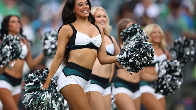 George Pickens blew a kiss to Eagles cheerleader during Cowboys win