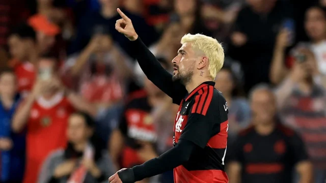 Flamengo beat Atlético-MG with late penalty to reclaim top spot