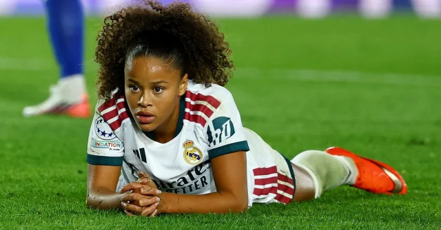 Felicia Schröder ligger på planen i Real Madrids matchställ.