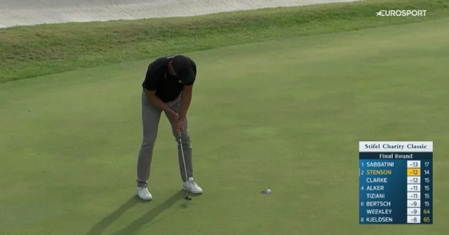 Henrik Stenson puttar på greenen under golfturnering