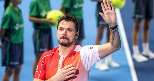 Stan Wawrinka vinkar av publiken efter sin sista ATP-match i Basel