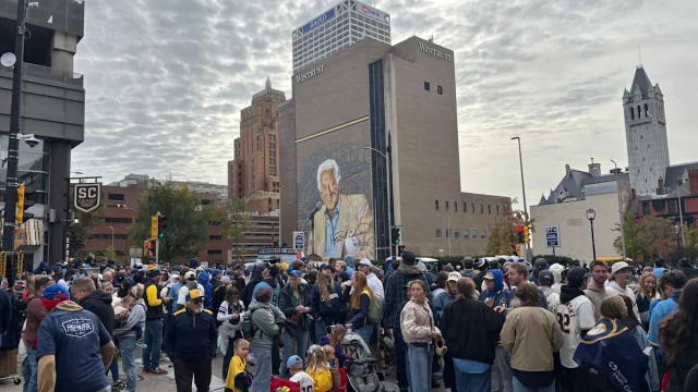 Brewers World Series parade draws mascots, ex-players and Wisconsin icons