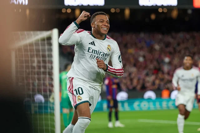 🎥 Kylian Mbappé's lucky goal against FC Barcelona