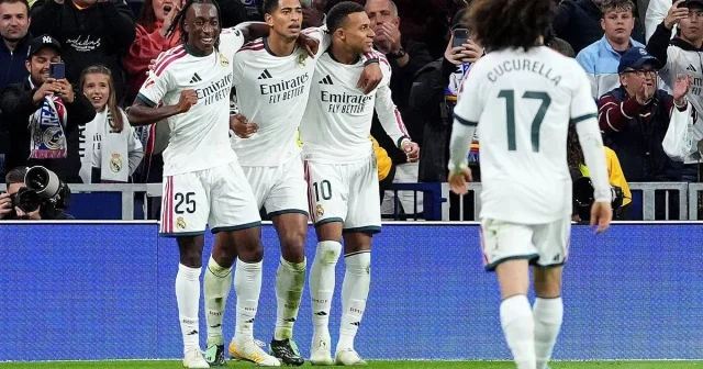 El Clásico: Mourinho's chance for history as Real Madrid fight to keep title hopes alive