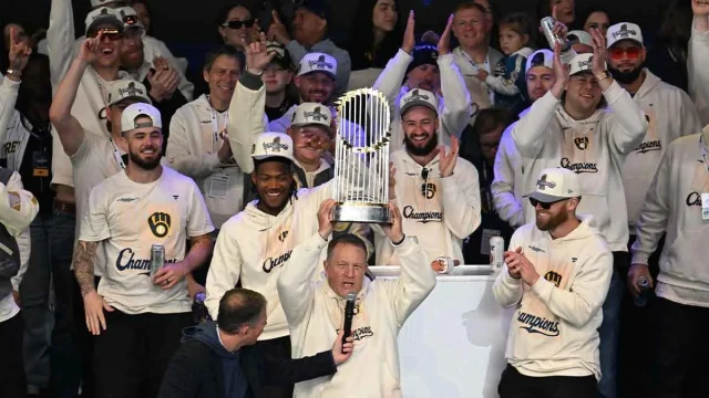 Brewers’ Pat Murphy gets hilariously honest on problem he faced at World Series parade