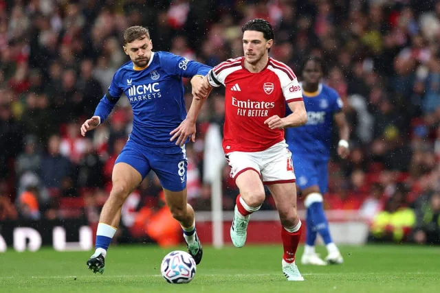 Premier League live scores: Latest updates, build-up as Arsenal face Everton after Villa beat leaders Man City
