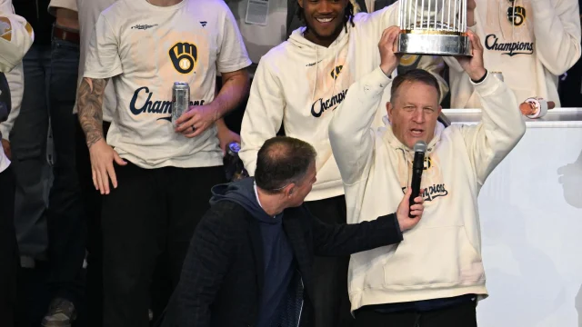 'Murphy, Murphy, Murphy!' Brewers fans serenade coach