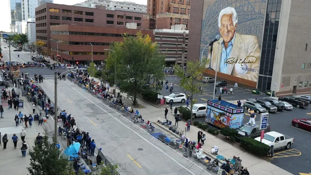The Bob Uecker mural at the Brewers parade was so perfect