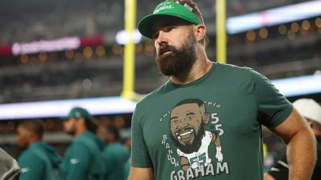 Jason Kelce attends Eagles fans’ wedding at MNF tailgate