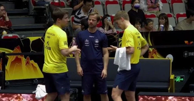 Kristian Karlsson och Anton Källberg i samtal med domaren efter kvartsfinalförlust i China Smash