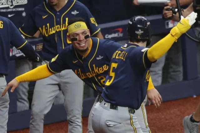 Brewers bombard Rays with 8-run inning to take 3-0 World Series lead
