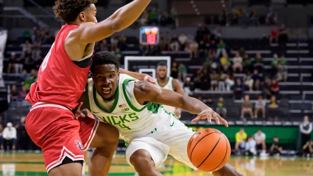 Oregon men's basketball cruises past Stanford in exhibition