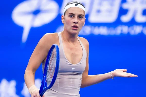Kostyuk retires from Ningbo match, handing last WTA Finals slot to Muchova