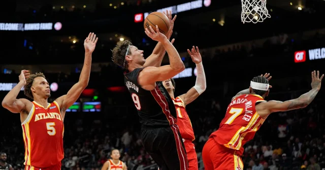Pelle Larsson i Miami Heat skjuter mot korgen i NBA-matchen