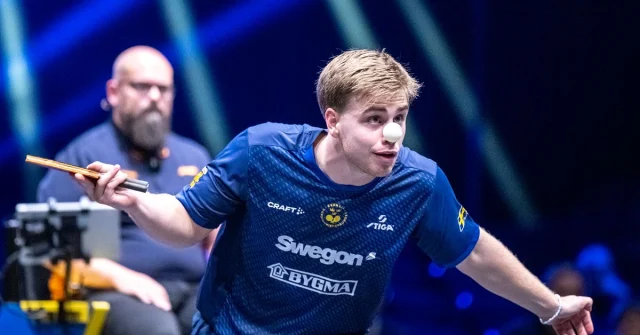 Truls Möregårdh i bordtennismatch med racket i handen