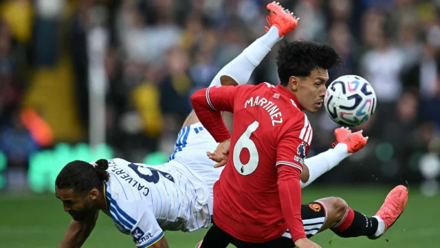 Lisandro Martínez starts for Man United against Leeds.