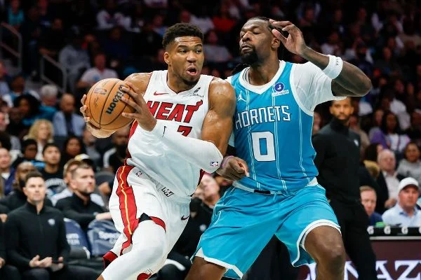 Giannis Antetokounmpo fouls out vs. Hornets as Heat tumble to 0-3