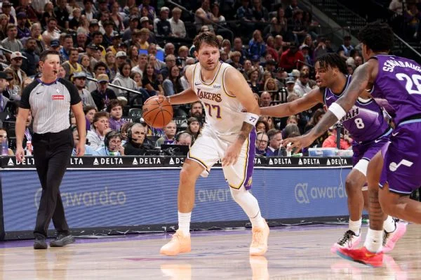 Luka Doncic scores NBA season-high 52 points, with 8 3s, in Lakers' win vs. Jazz
