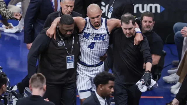 Jalen Suggs injury update: Magic guard helped off after apparent non-contact knee injury