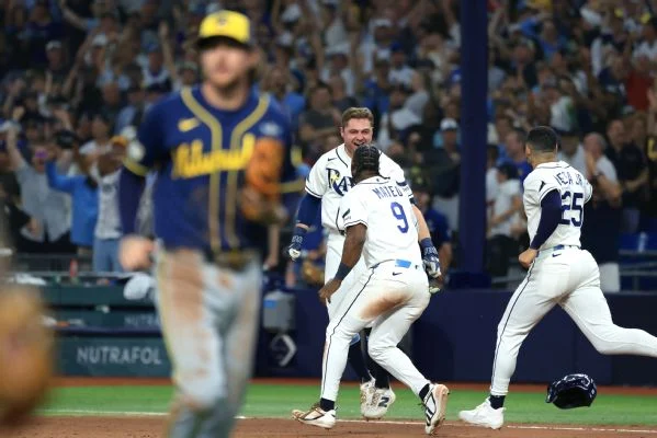 Brewers let Game 4 slip away as Rays send World Series to a Game 5