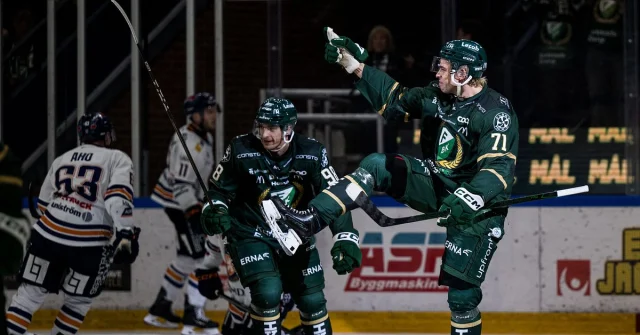 Färjestadsspelare firar Viktor Lodins mål med klappklappspel i ishallen