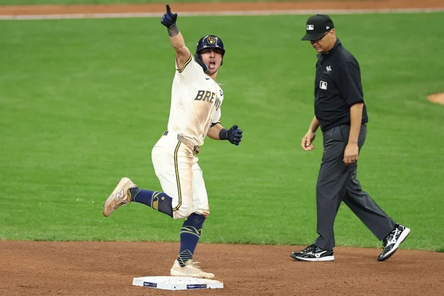 Rays vs. Brewers score, live updates: Milwaukee rallies to take lead in MLB World Series Game 2