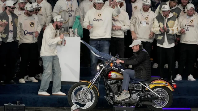 Robin Yount recreates (somewhat) famed cycle ride to cap World Series rally
