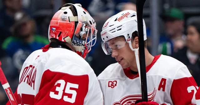 Michal Postava och Lucas Raymond firar Detroits seger mot Edmonton