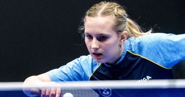 Siri Benjegård i bordtennismatch.