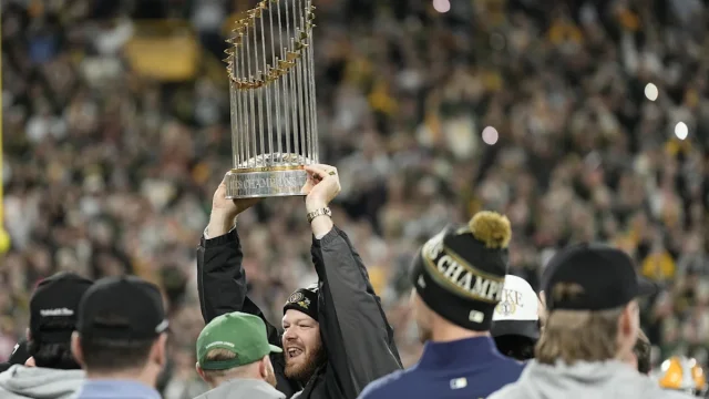 Brewers present World Series trophy at Packers-Panthers, celebrate with Lambeau Leap