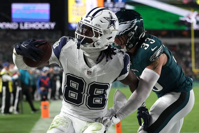 Cowboys vs. Eagles score, live updates: Latest as Dameon Pierce TD has Philadelphia up 14-10 on MNF