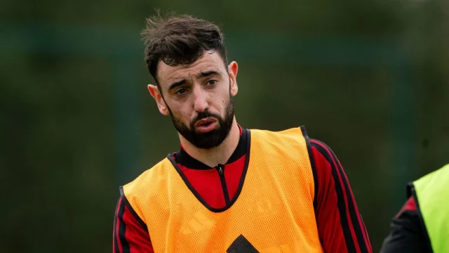 Carrick: 'Fully committed' Fernandes retains Man United captaincy