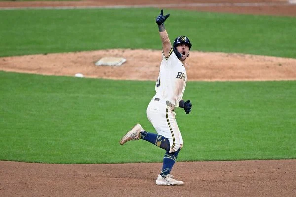 Brewers rally vs. Rays in Game 2 to take 2-0 lead in World Series